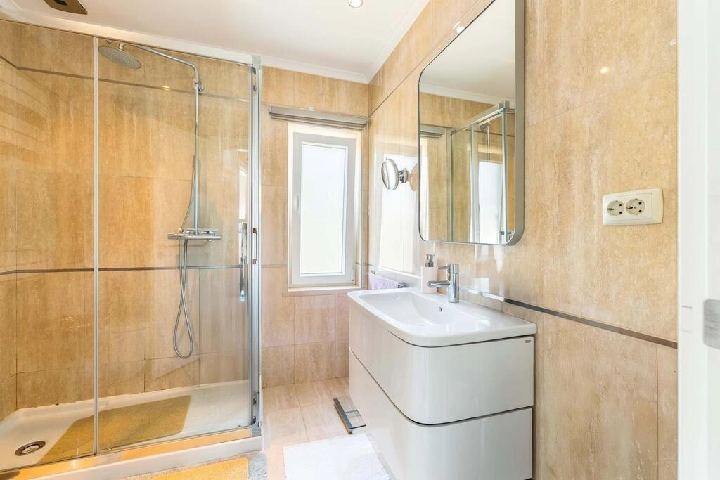 Excelente oportunidade Moradia semi-geminada renovada para v Excelente oportunidade Moradia semi-geminada renovada para v