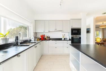 Excelente oportunidade Moradia semi-geminada renovada para v